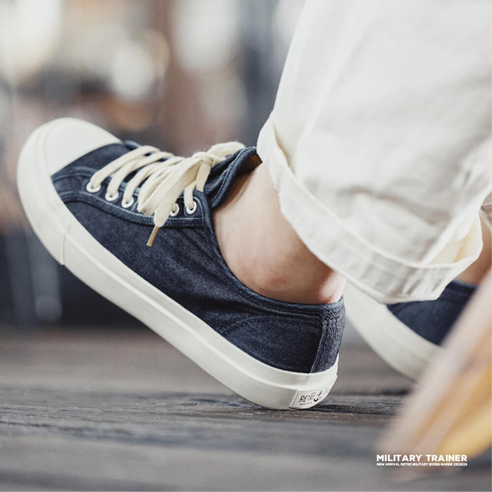 the washing process makes the canvas sneakers blue upper show different shades of fading effect, which can better fit the upper and be more fashionable.